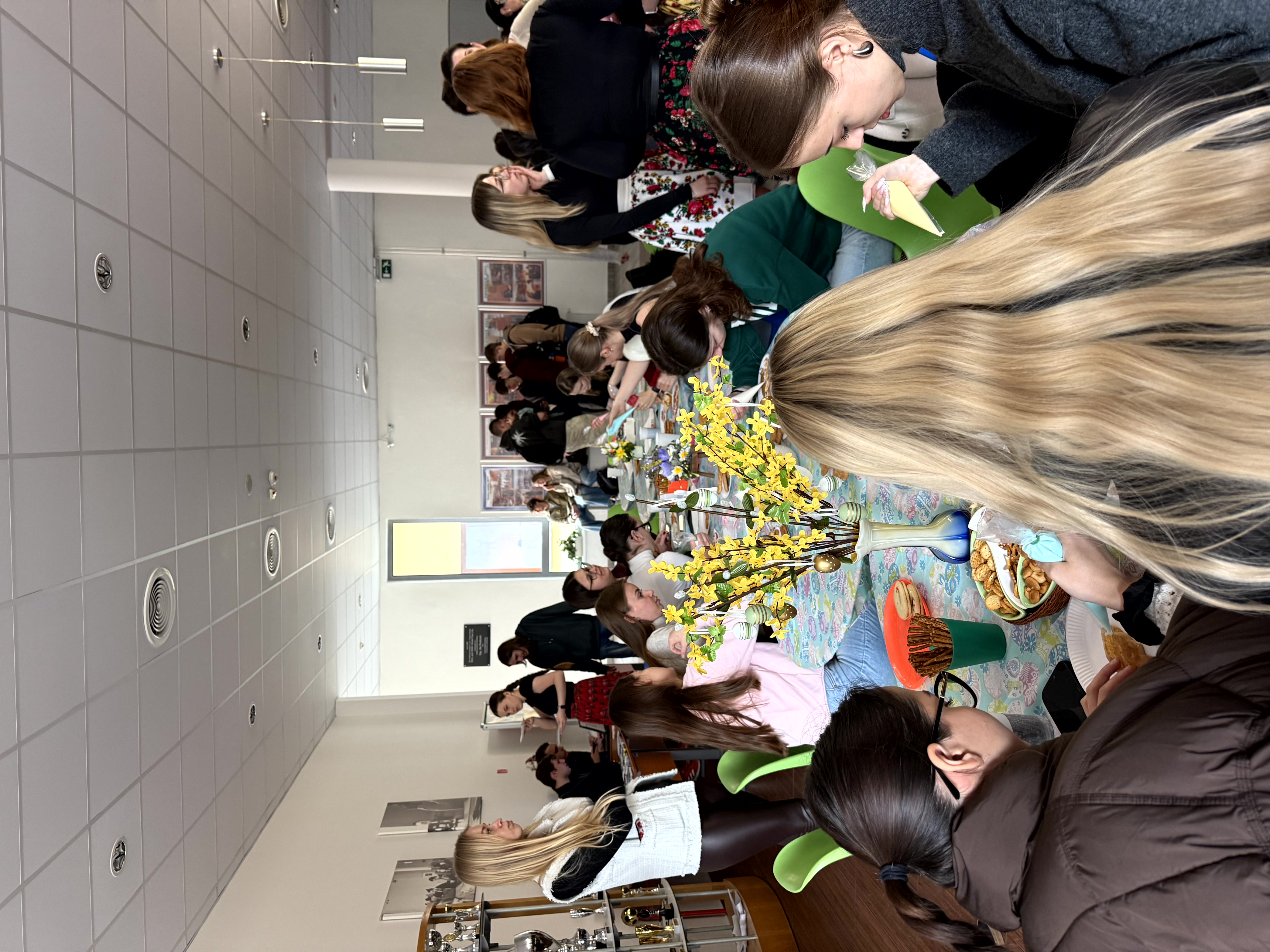 študenti ozdobujú