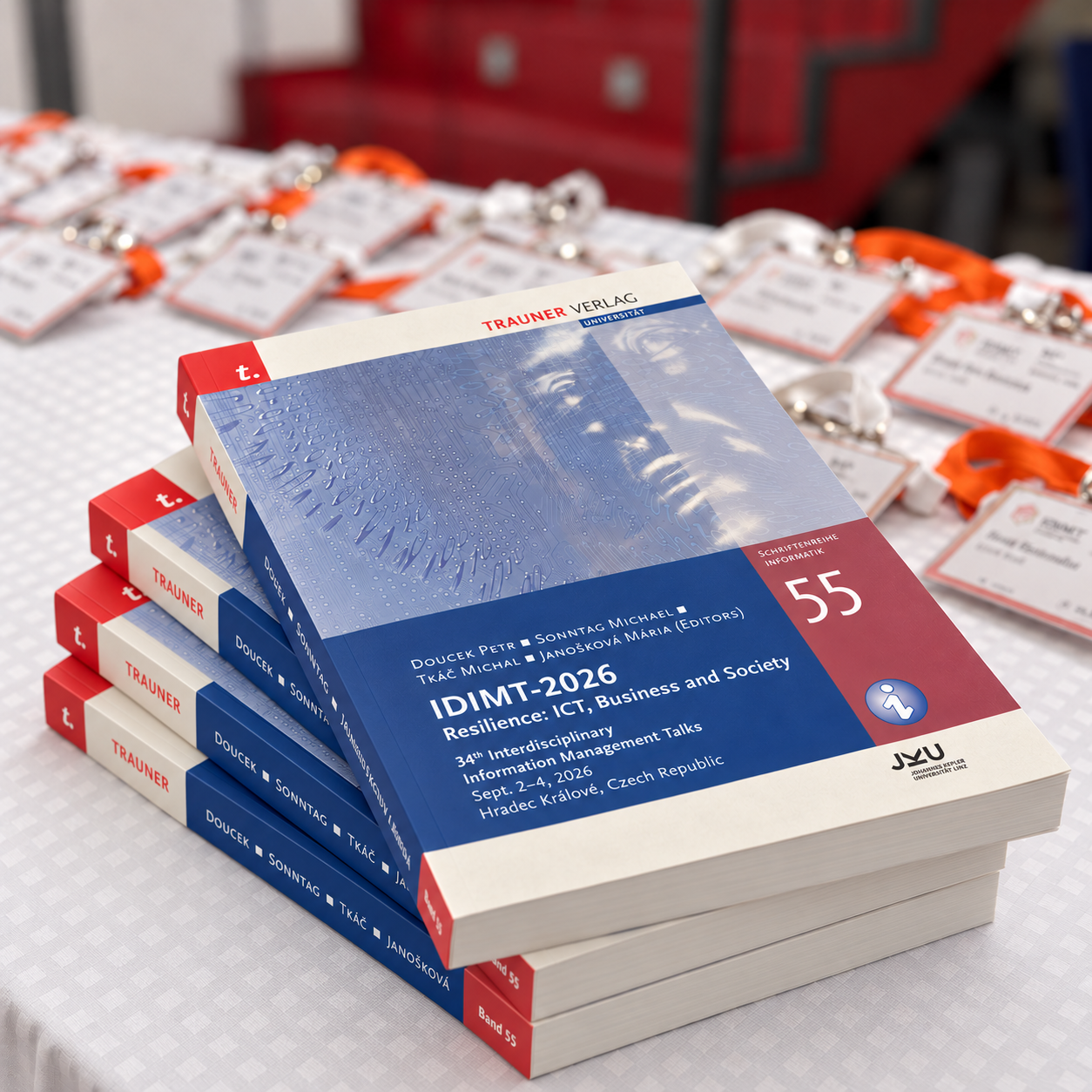 uvoľnená kôpka konferenčných zborníkov