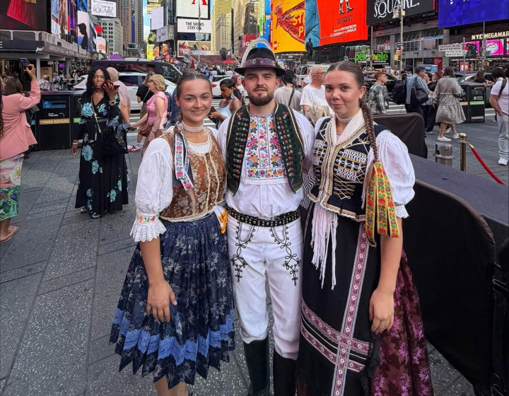 Naši študenti s folklórnym súborom Vranovčan za veľkou mlákou! Naši študenti s folklórnym súborom Vranovčan za veľkou mlákou!